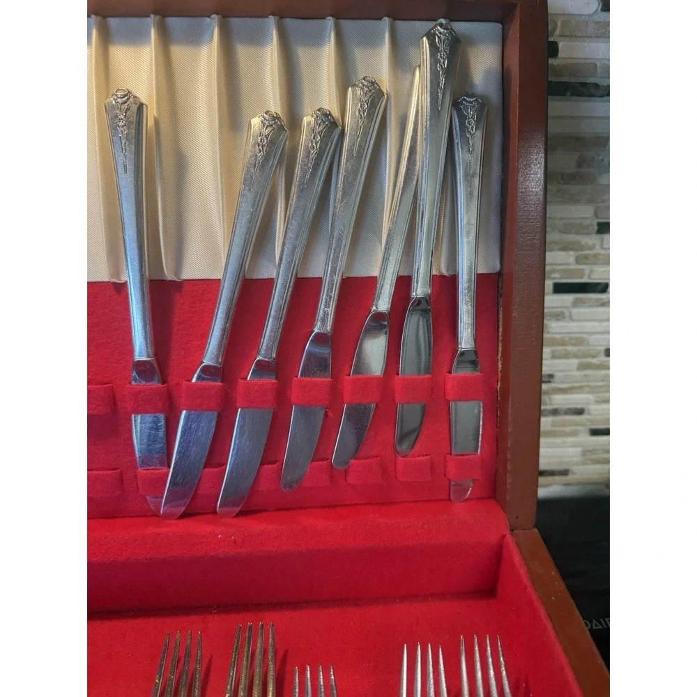 32 Pc 1847 Rogers Bros Silverplate Flatware Set w Chest Vintage IS